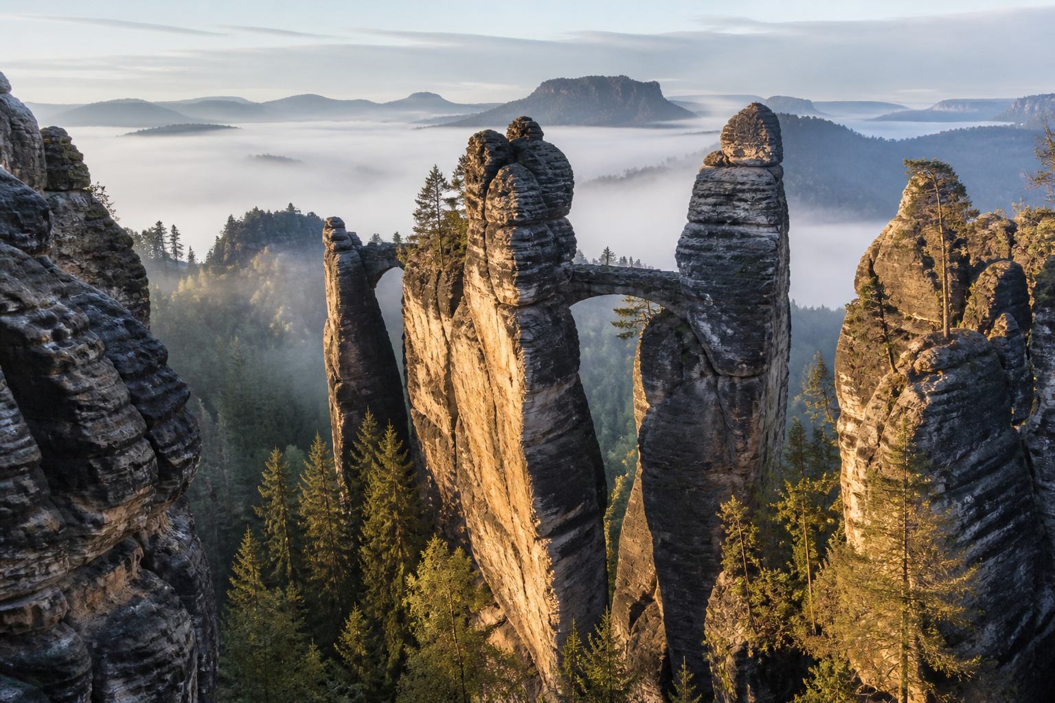 Vertikale Sandsteintürme über dem Elbetal bei Morgenlicht